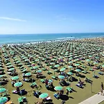 Seaside Comfort Flat With Modern Amenities *
