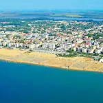 Seaside Comfort Flat With Modern Amenities
