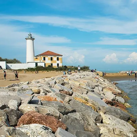 Seaside Comfort Flat With Modern Amenities Lejlighed